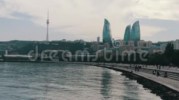 阿塞拜疆首都巴库里海堤岸景观和城市摩天大楼视频的预览图