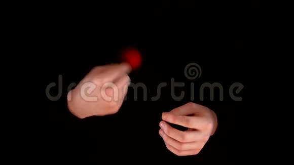 魔术师用红球在黑色上表演魔术视频的预览图