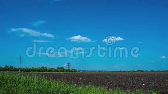 天空中的云彩农村的田野犁地电线杆电力时间自然树农业云太阳风视频的预览图