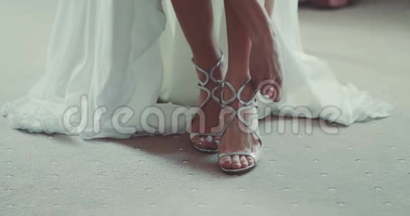 新娘为婚礼穿上鞋子视频的预览图