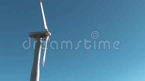 孤立地靠近风力涡轮机视频的预览图