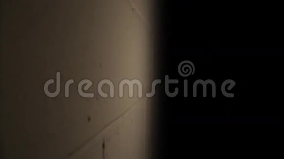 明亮的灯泡在墙附近视频的预览图