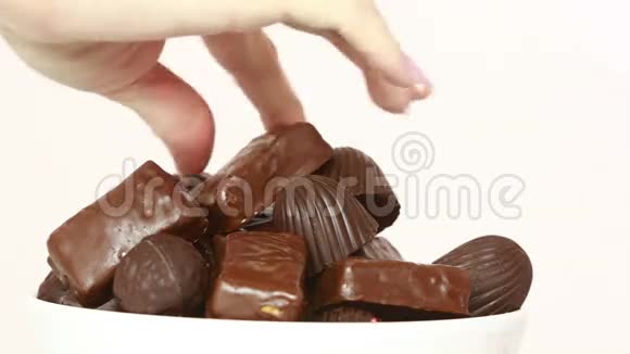 人们从盘子里拿巧克力暴饮暴食的概念视频的预览图