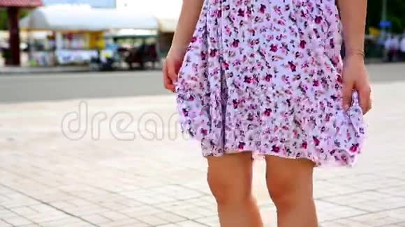 女士双腿穿迷你裙高快门视频的预览图