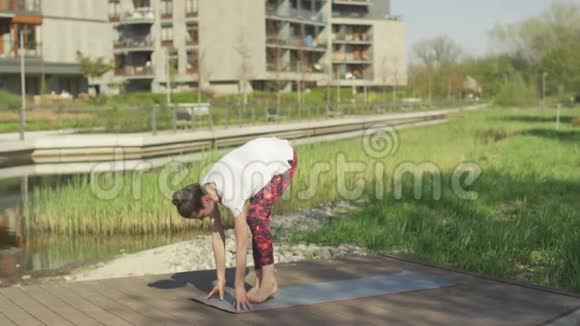 健身年轻女子早上练习瑜伽视频的预览图