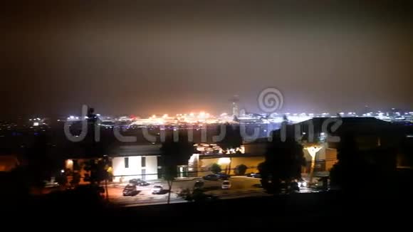 夜间从机场起飞的航空公司航班视频的预览图