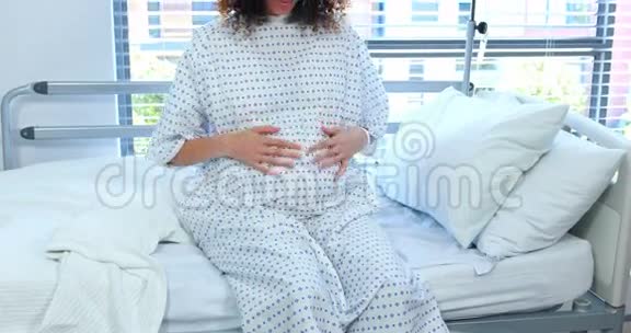 孕妇在病房里摸肚子视频的预览图