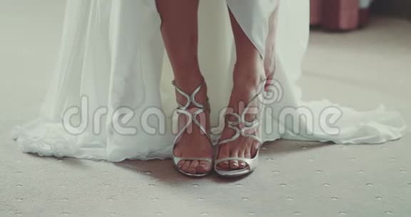 为婚礼穿上鞋子的美丽新娘视频的预览图
