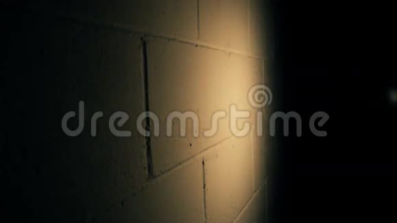 在黑暗的房间里用灯泡挡住墙壁视频的预览图
