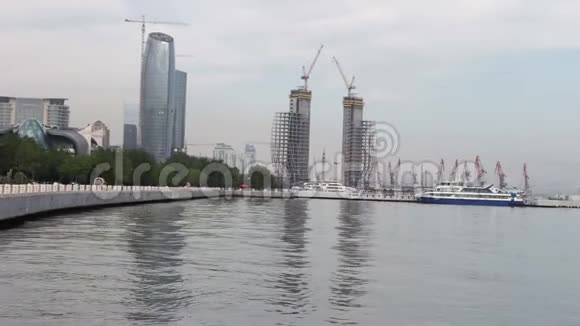 阿塞拜疆首都巴库里海堤岸景观和城市摩天大楼视频的预览图
