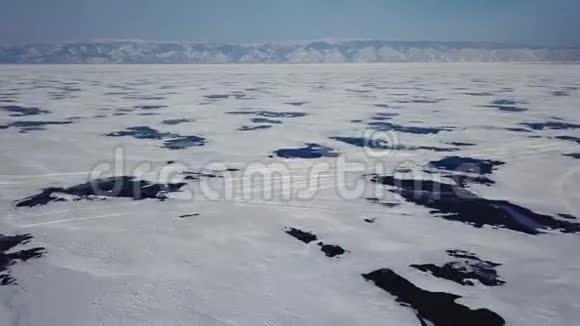 冬季俄罗斯贝加尔湖美丽的日落鸟瞰图视频的预览图