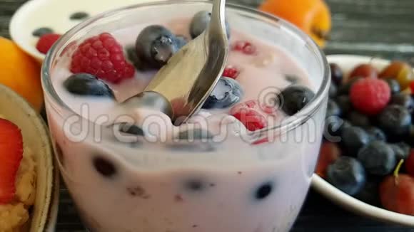 小屋奶酪酸奶草莓营养甜点午餐蓝莓健康传统的白色木制背景视频的预览图