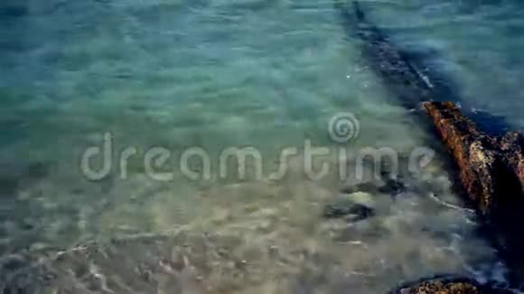 海滩和隔离墙上的清水视频的预览图