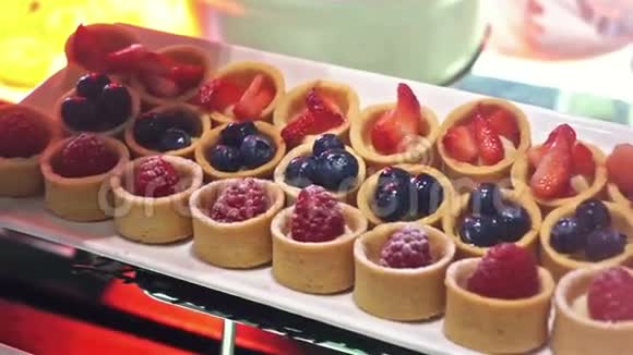 水果鞑靼和糕点甜点视频的预览图