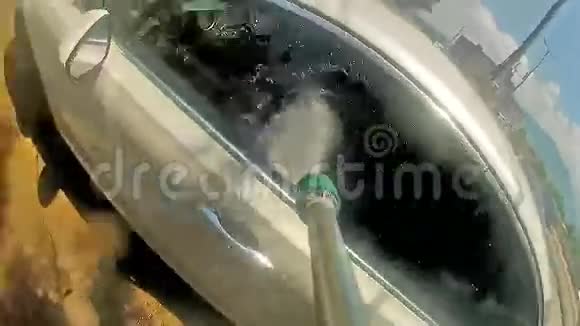 工人洗车视频的预览图