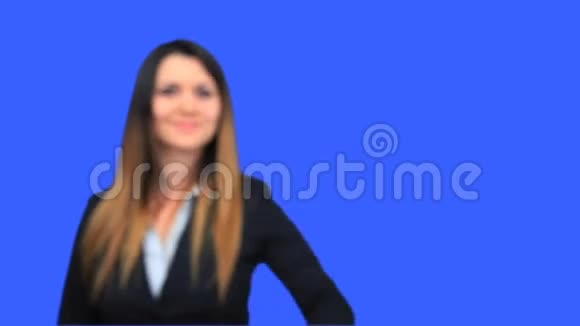 蓝色屏幕美丽的商务女性概念邀请电话邀请视频的预览图