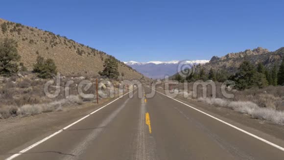 穿过内华达山脉的风景公路视频的预览图