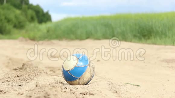 人在沙路上玩球尘土飞扬视频的预览图