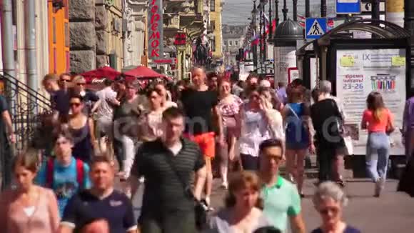 奈夫斯基的前景圣彼得堡人们沿着大道走布鲁尔4K视频的预览图