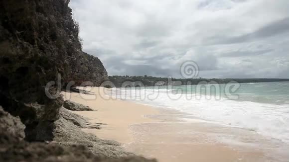 波浪缓慢地撞击海滩视频的预览图