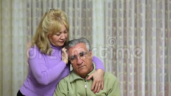 年长的女人安慰她的丈夫视频的预览图