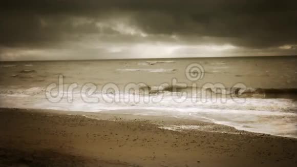 电影塞皮亚色调阴沉的海滩场景视频的预览图