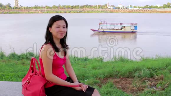 江边欢乐中国少妇船经过背景视频的预览图