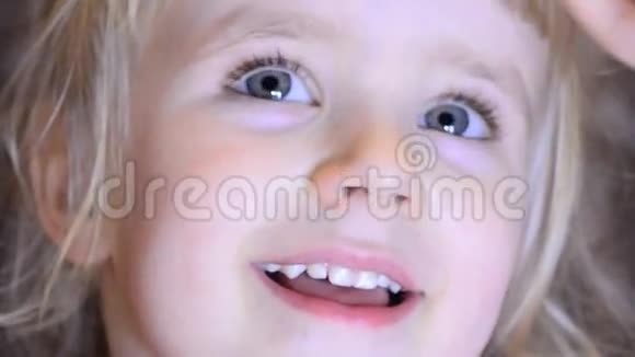 小女孩笑着在幼儿园玩得开心视频的预览图