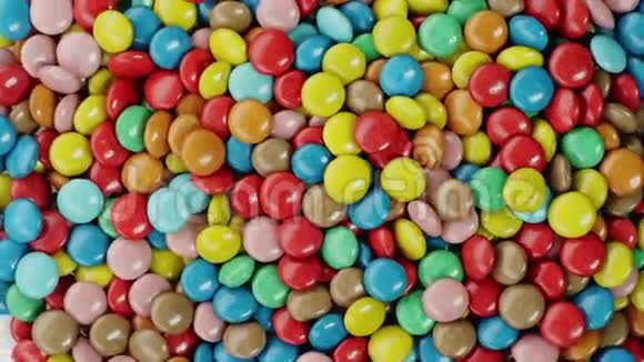 五颜六色的涂层巧克力糖果旋转视频的预览图