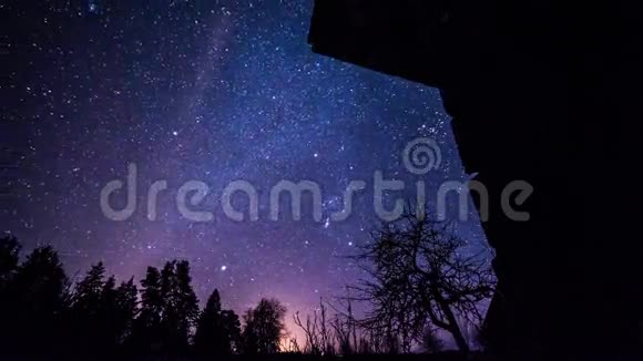冬季夜晚木材房上星星的时间推移视频的预览图