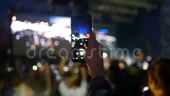 女生人群智能手机视频视频的预览图