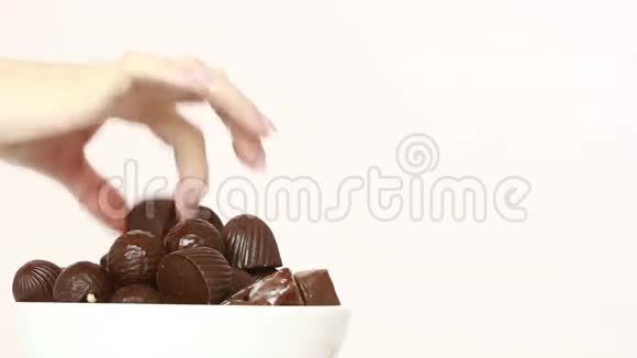 人们从盘子里拿巧克力暴饮暴食的概念视频的预览图