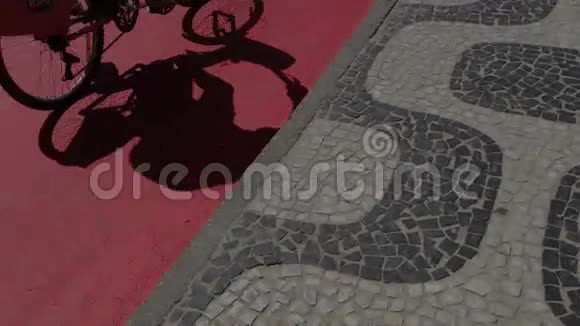 伊帕内马海滩里约热内卢木板路红自行车路视频的预览图