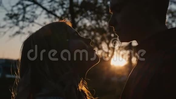年轻浪漫情侣初吻视频的预览图