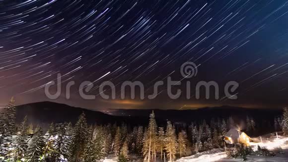 冬天星星在山上的小房子上方移动乌克兰喀尔巴阡山视频的预览图