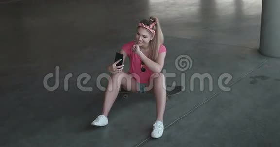 漂亮的溜冰女孩自拍视频的预览图