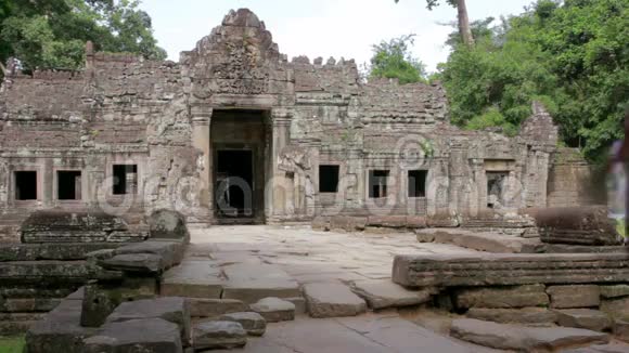 柬埔寨吴哥前汗寺白种人旅游饮用水视频的预览图