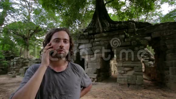 愤怒的电话热带丛林废墟视频的预览图