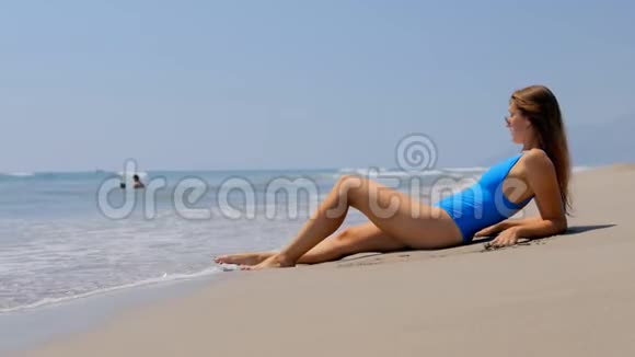 海滩度假的人女人在沙滩上放松视频的预览图