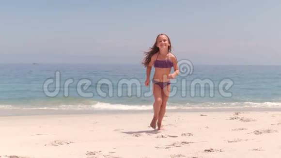 微笑的小女孩奔跑视频的预览图