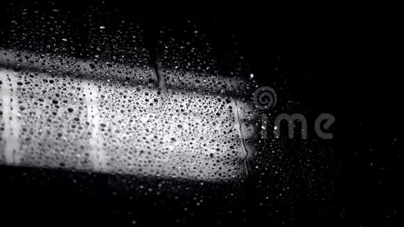 窗户上的雨滴单色视频的预览图