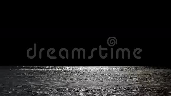 夜晚的科莫湖边有人的小船视频的预览图