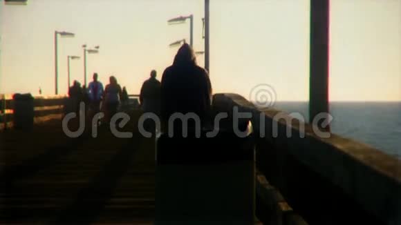 穿着兜帽毛衣的可疑男子走下码头视频的预览图