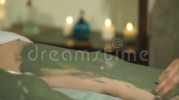 孕妇做脚用粘土做面具视频的预览图