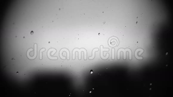 关上窗户上的雨滴收集视频的预览图