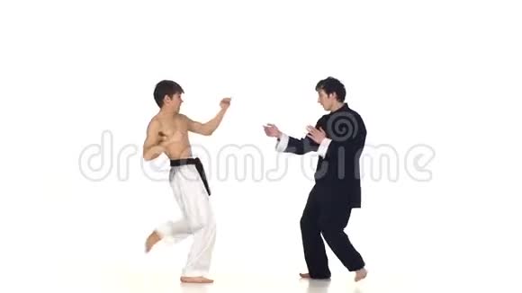 跆拳道和武术或空手道男子关于视频的预览图