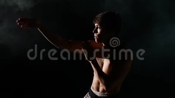 空手道或跆拳道训练人员打烟视频的预览图