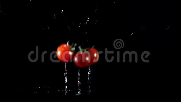 西红柿掉在桌子上旋转着视频的预览图