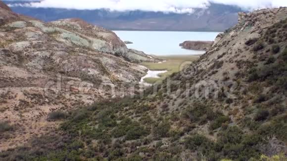 阿根廷巴塔哥尼亚低云背景下的山湖视频的预览图