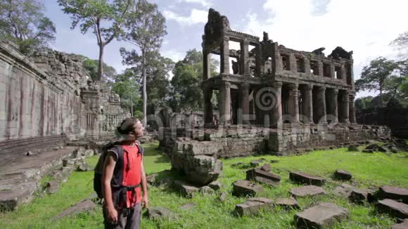 背包客在柬埔寨吴哥前汗寺散步视频的预览图